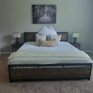 Apartment Luxury 2 Bedroom 2 Bath And 1 Car Garage With Pool